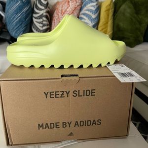 YEEZY SLIDE “GLOW GREEN”